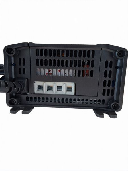 Зарядний пристрій Victron Energy Blue Smart IP22 12/30(3) 100193 фото
